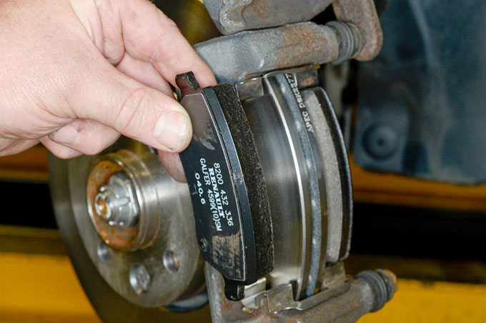 Thay thế M&aacute; phanh của xe Mitsubishi Destinator