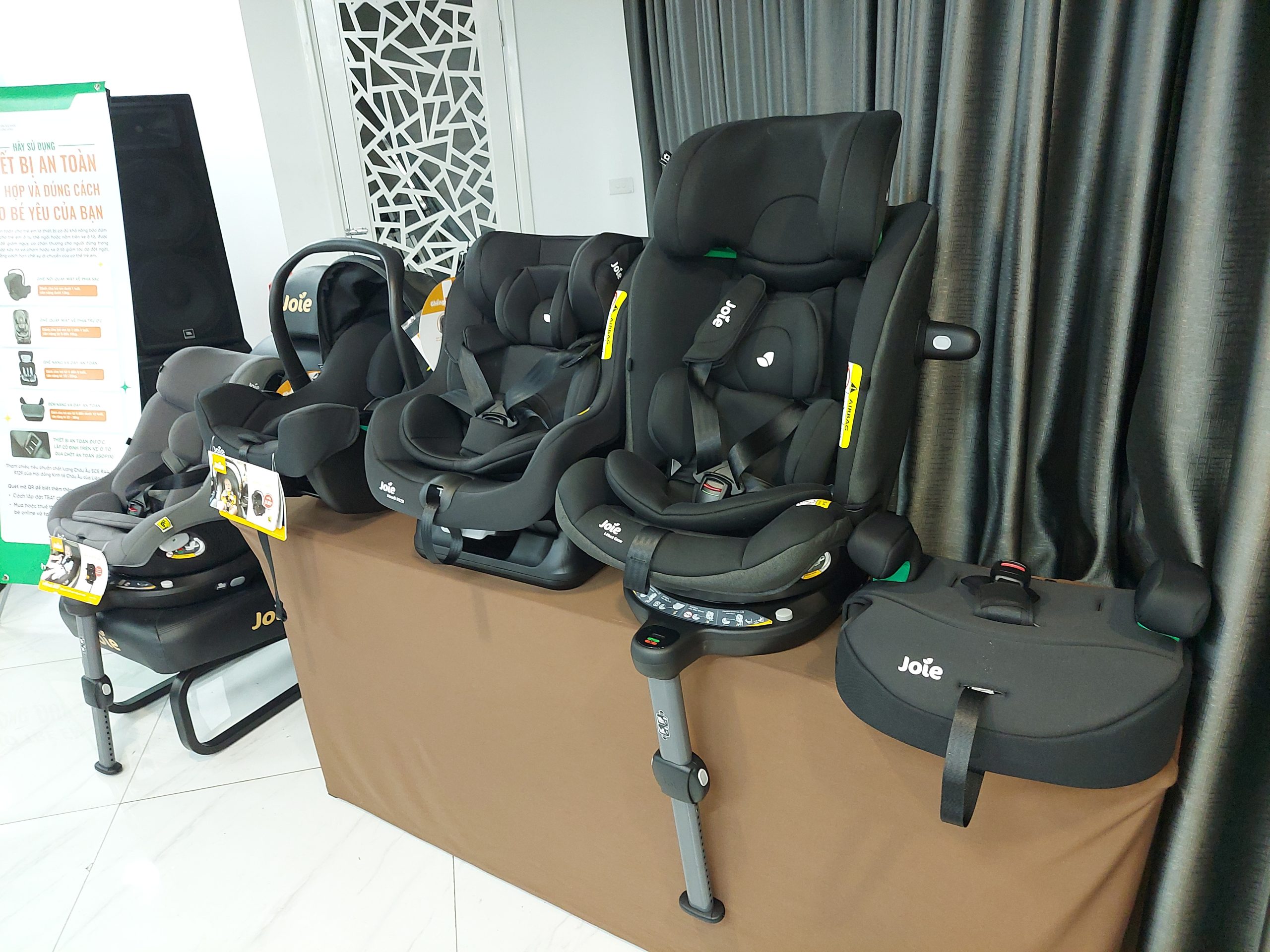 CRS (Child Restraint System) là gì?