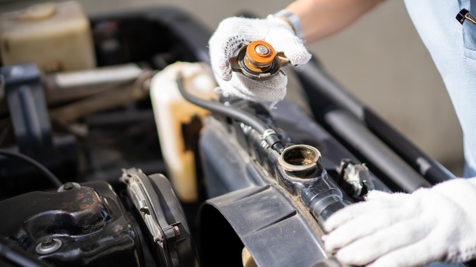 Hướng dẫn vệ sinh và chọn dung dịch súc rửa két nước ô tô