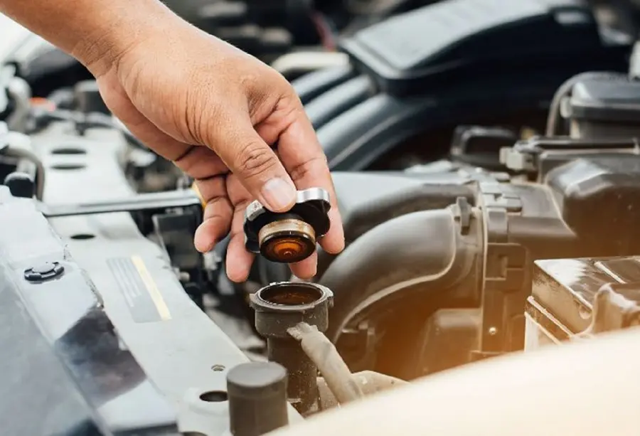 C&oacute; n&ecirc;n d&ugrave;ng dung dịch vệ sinh k&eacute;t nước l&agrave;m m&aacute;t &ocirc; t&ocirc;?