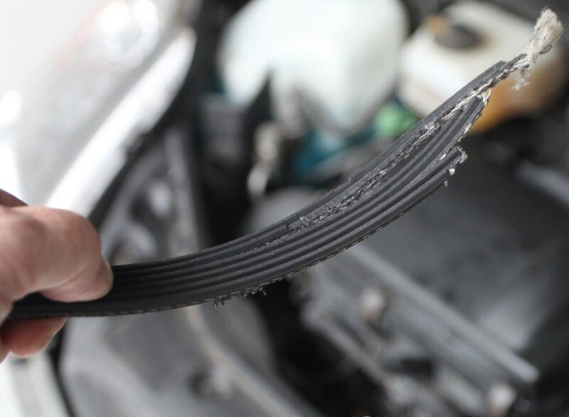 Xe &ocirc; t&ocirc; bị đứt d&acirc;y curoa c&oacute; đi được kh&ocirc;ng?