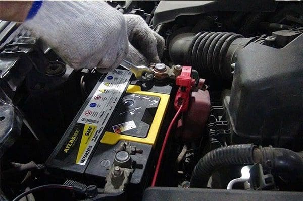 Hướng dẫn cách thay bình ắc quy ô tô chuẩn kỹ thuật