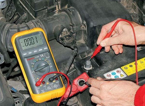Hướng dẫn cách kiểm tra ắc quy ô tô tại nhà