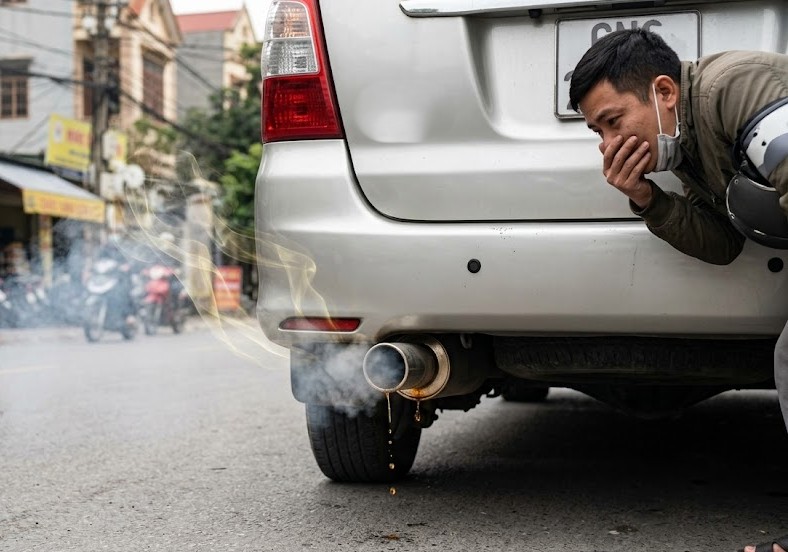 Ống xả ô tô có mùi xăng sống