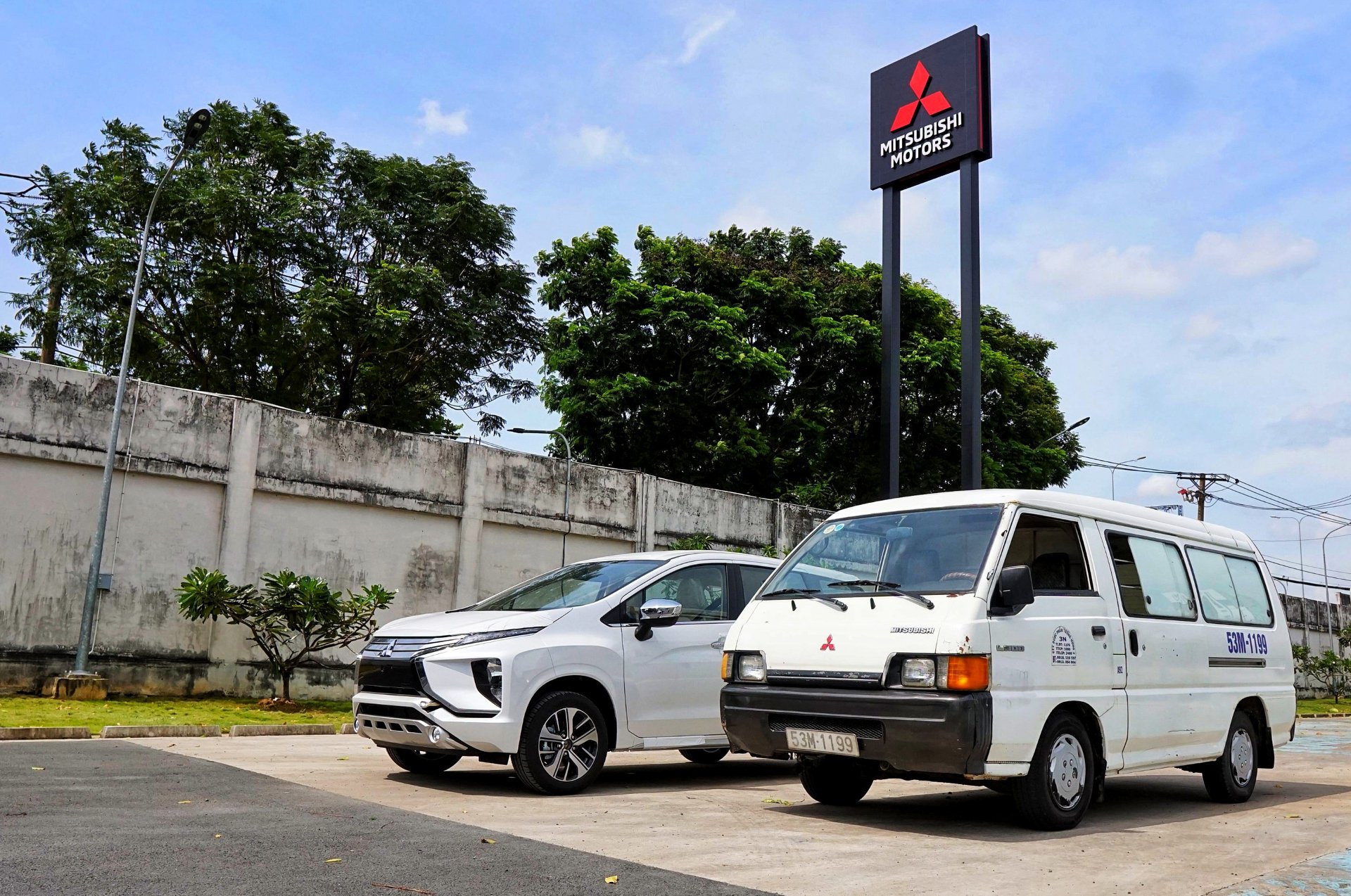Mitsubishi L300 với Mitsubishi Xpander