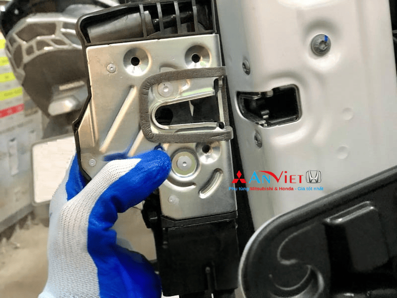 Độ cửa hít tự động Mitsubishi Destinator
