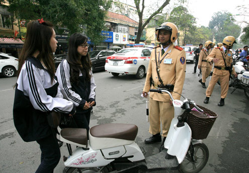 Đi xe máy điện có cần gương không và có cần đội mũ bảo hiểm không?