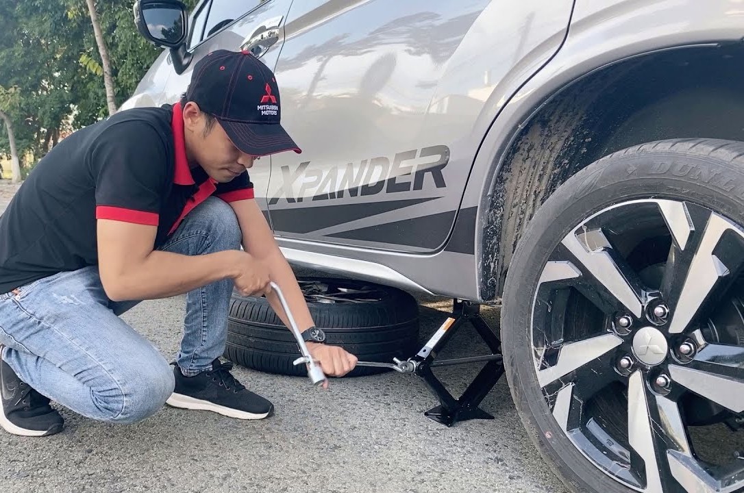 Các bước thay lốp Mitsubishi