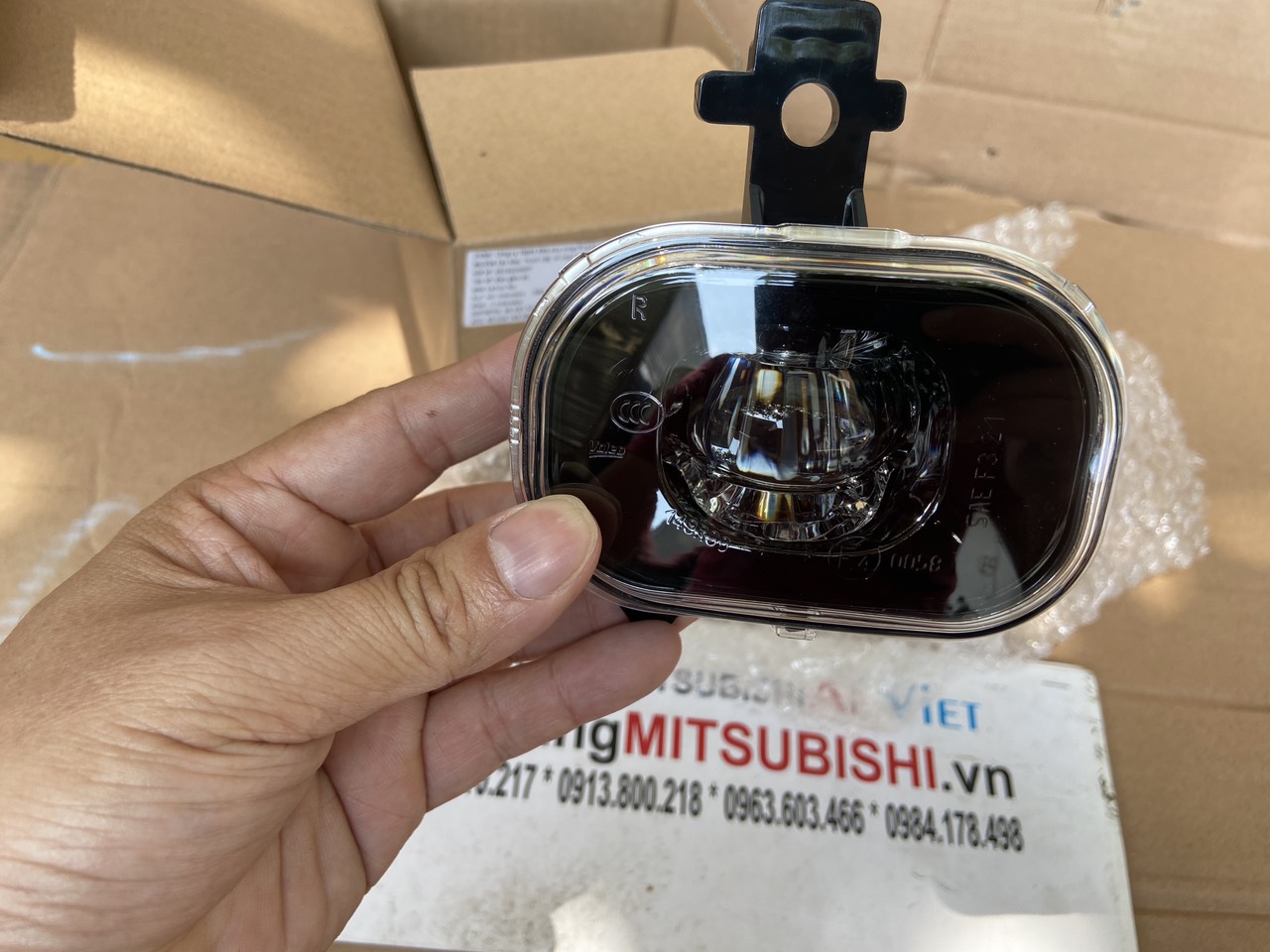 Đèn gầm, Đèn sương mù Mitsubishi