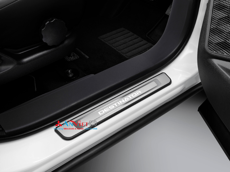 Nẹp bước chân, ốp bậc cửa xe Mitsubishi DESTINATOR