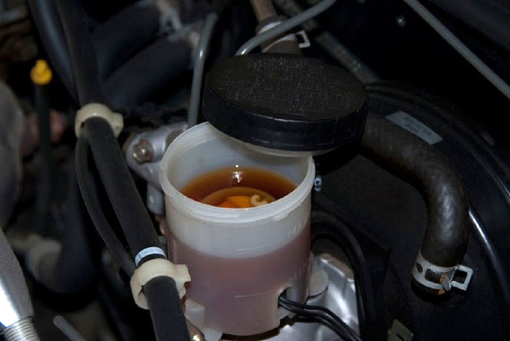 Dấu hiệu nhận biết dầu phanh Mitsubishi cần thay
