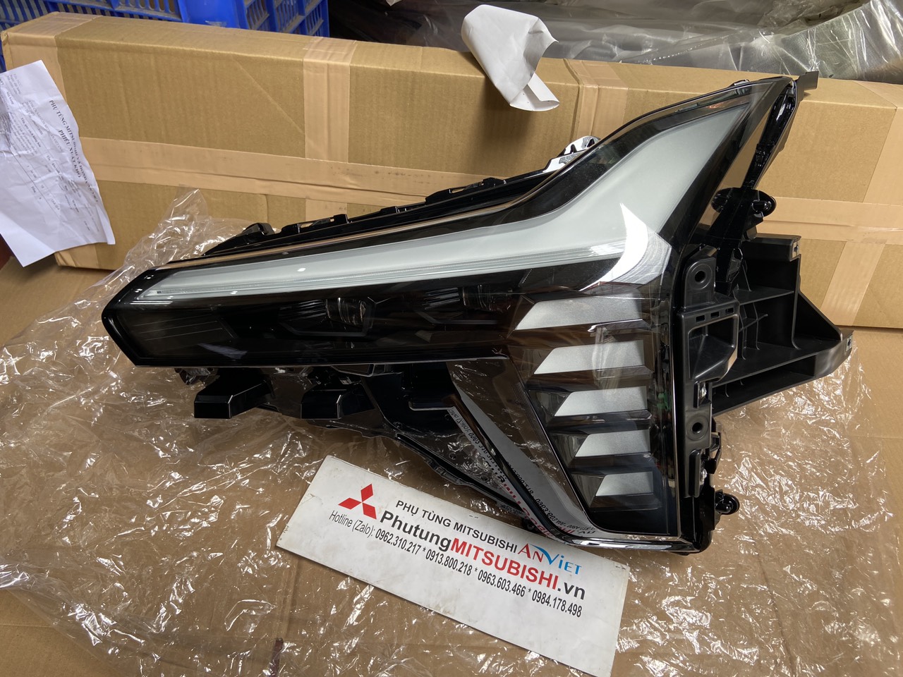 Đèn pha Mitsubishi Xforce
