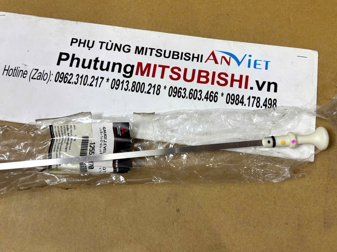 Que thăm nhớt, thăm dầu động cơ sử dụng cho xe Attrage - Hàng nhập khẩu chính ngạch