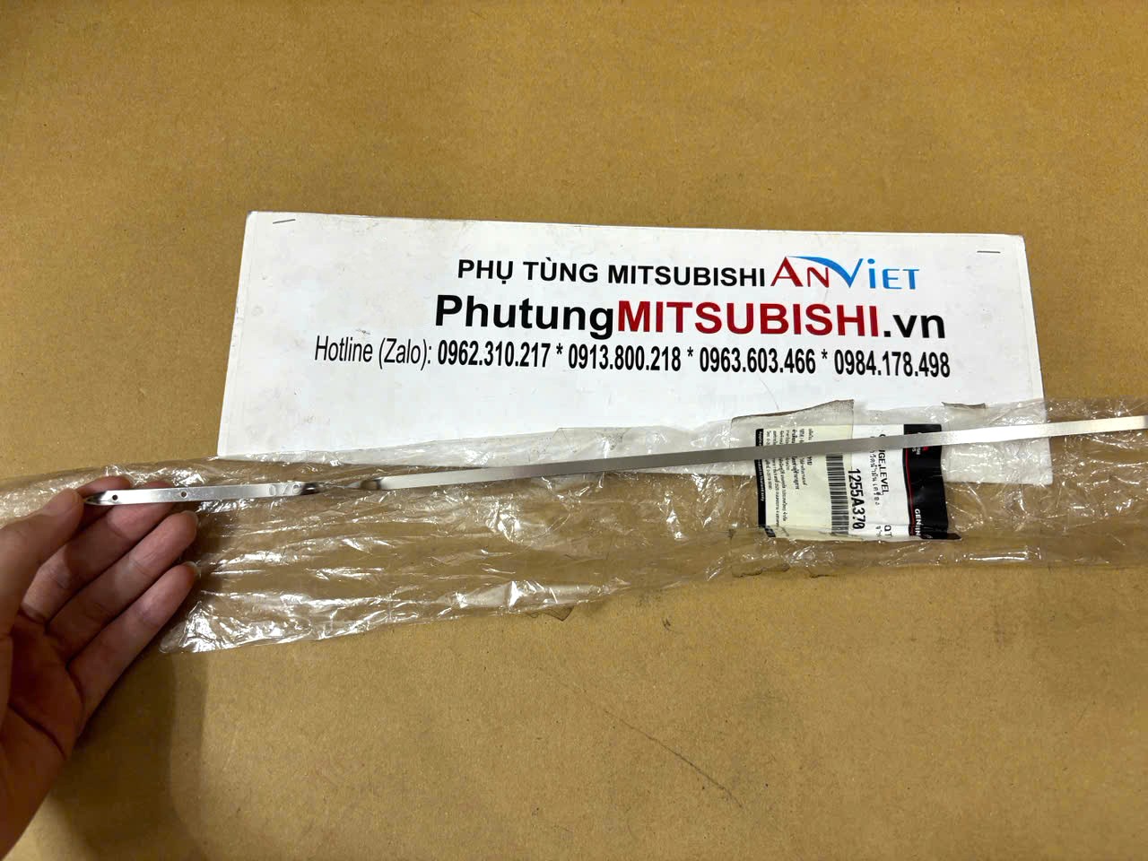 Que thăm nhớt, thăm dầu động cơ sử dụng cho xe Attrage - Hàng nhập khẩu chính ngạch