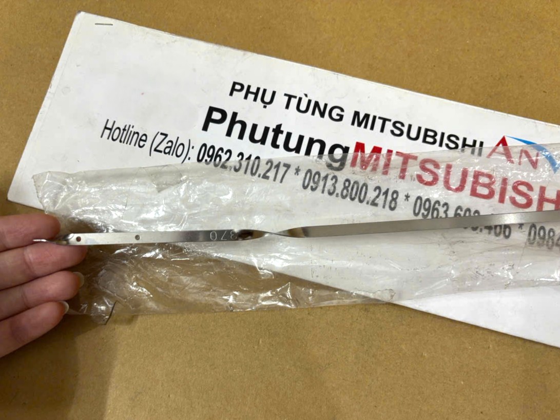 Que thăm nhớt, thăm dầu động cơ sử dụng cho xe Attrage - Hàng nhập khẩu chính ngạch