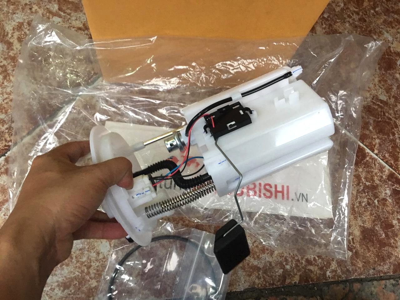 Cụm bơm xăng, bơm nhi&ecirc;n liệu sử dụng cho xe Mitsubishi Attrage, Mirage