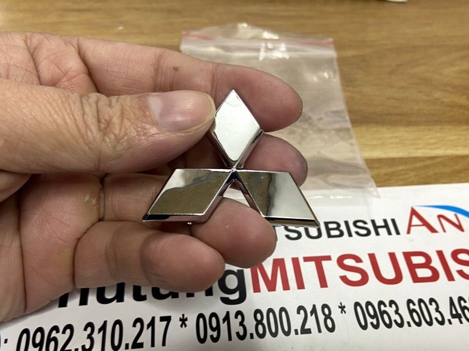 Logo, Biểu tượng Mitsu trên mặt vô lăng sử dụng cho xe Destinator, XForce, Xpander, Attrage, Triton, Outlander,...