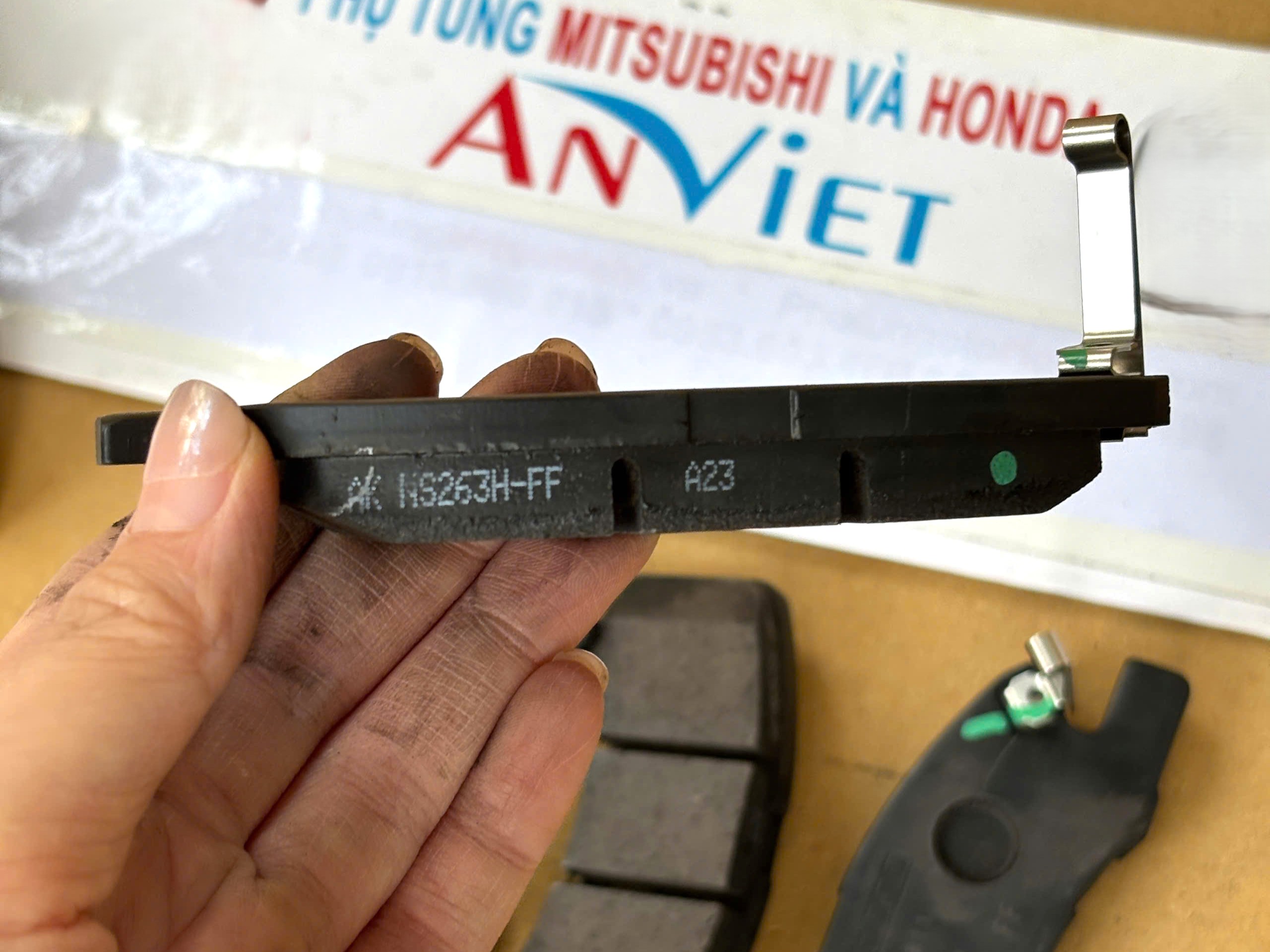 Má phanh, Bố thắng trước sử dụng cho xe Mitsubishi Attrage - Hàng nhập khẩu chính ngạch 4605B281 4605B005