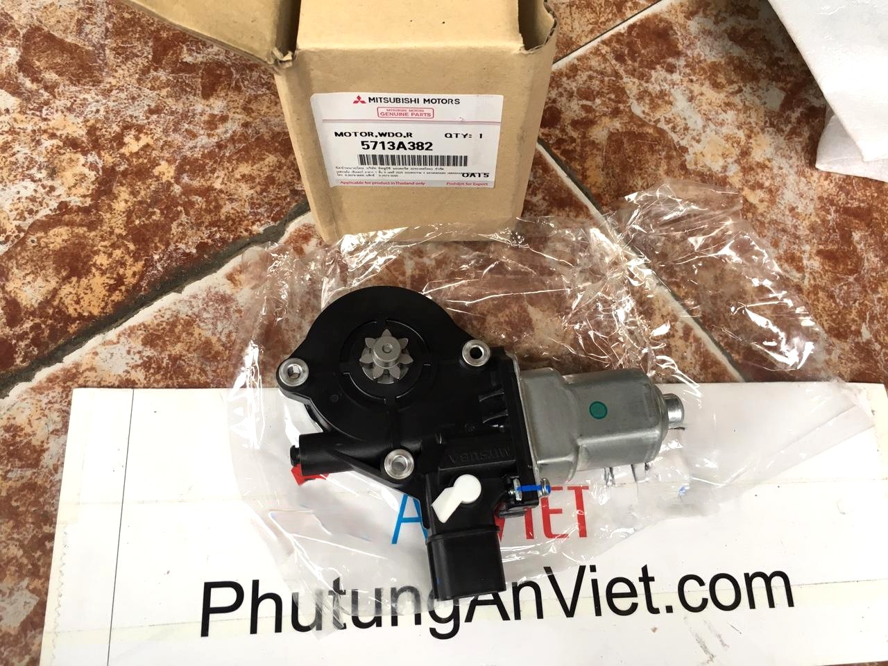 Mô tơ lên kính cửa trước sử dụng cho xe Attrage