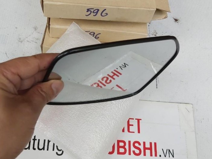 Mặt gương sử dụng cho xe Attrage và Mirage - Hàng nhập khẩu chính ngạch