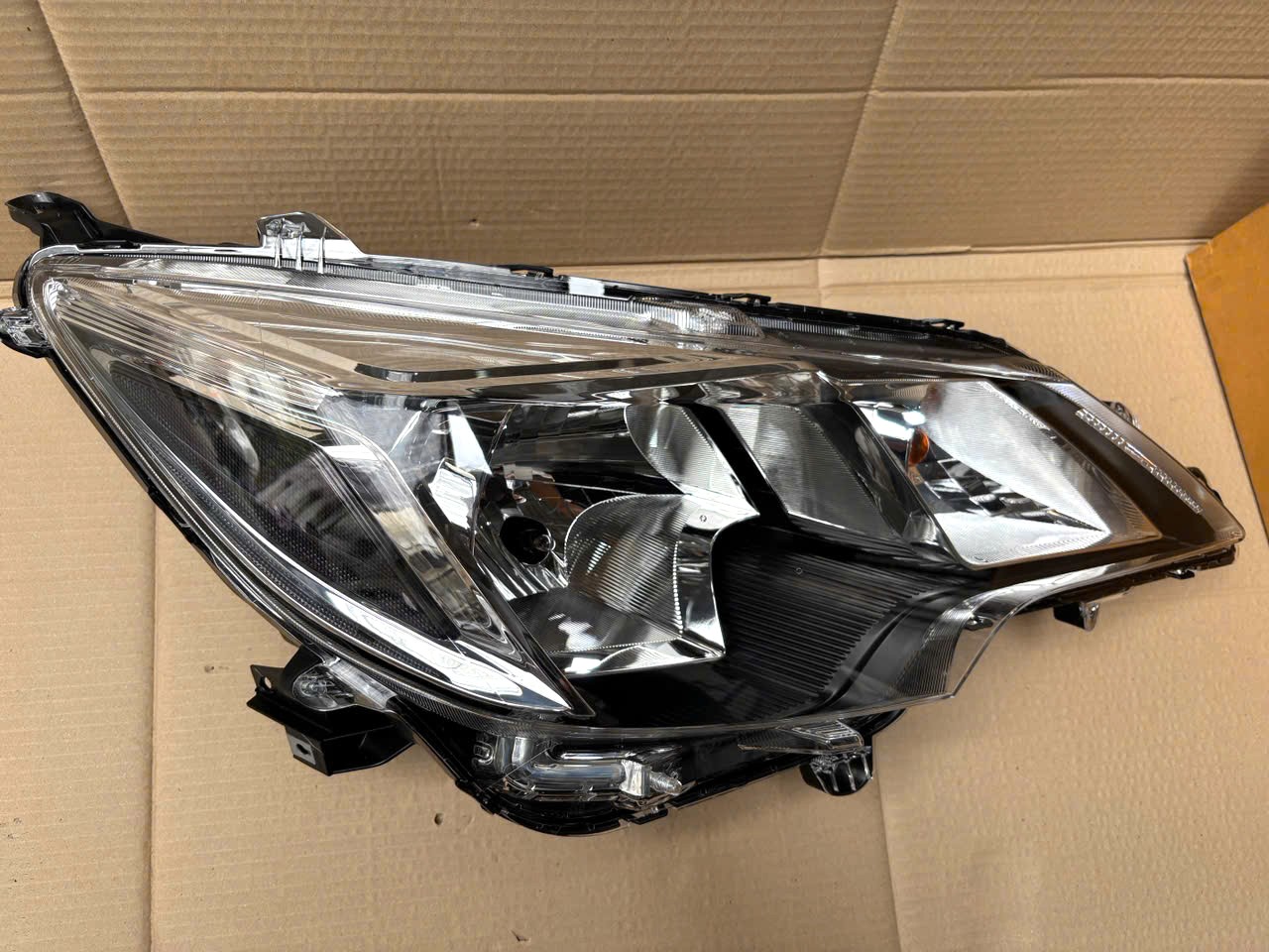Vỏ Đèn pha sử dụng cho xe Attrage 2022-2027 Halogen - Hàng nhập khẩu chính ngạch