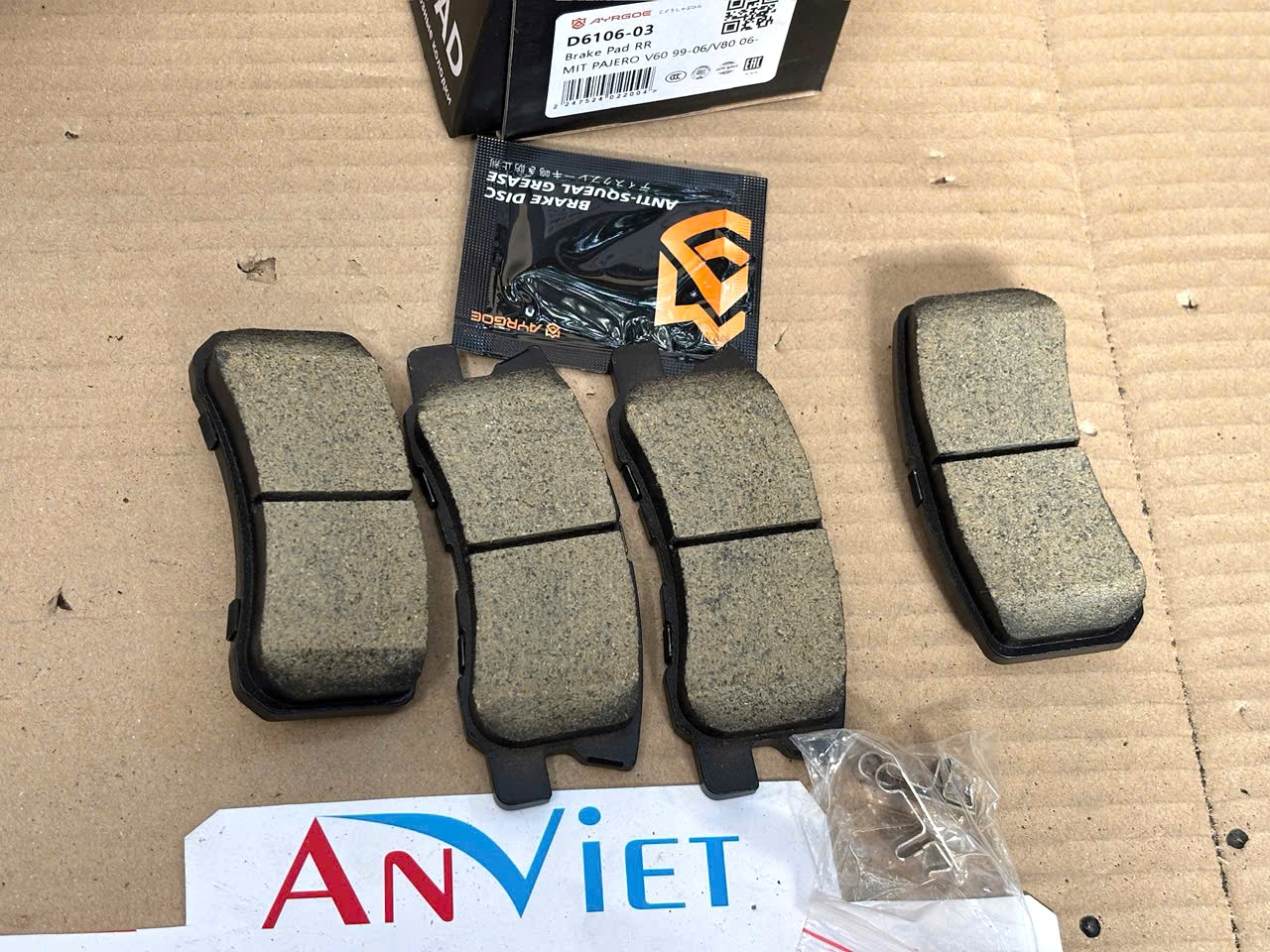 Bố thắng, Má phanh sau dùng cho xe Pajero, Grandis, V6-3000 | AYRGOE D6106-03 | MN116286