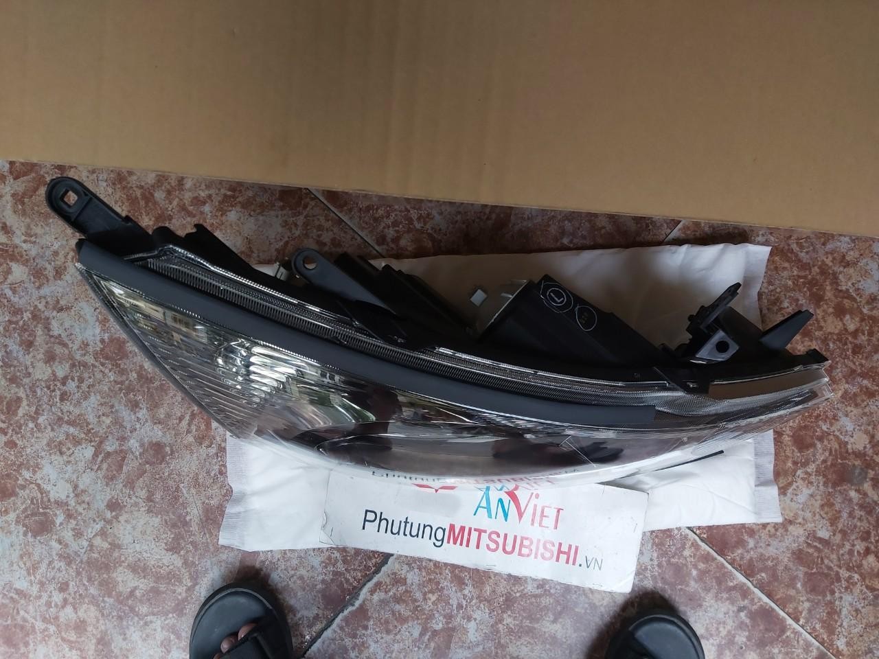 Đèn pha sử dụng cho xe Mitsubishi Grandis - Hàng nhập khẩu chính ngạch MN182475 MN182476