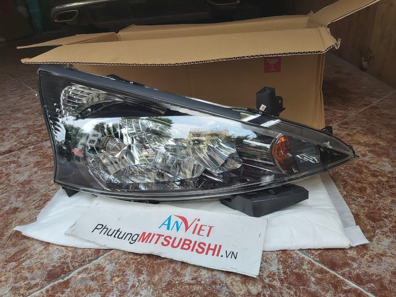 Đèn pha sử dụng cho xe Mitsubishi Grandis - Hàng nhập khẩu chính ngạch MN182475 MN182476