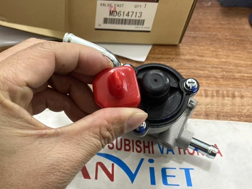 Cục bù ga sử dụng cho xe Mitsubishi Jolie - Hàng nhập khẩu chính ngạch MD614713