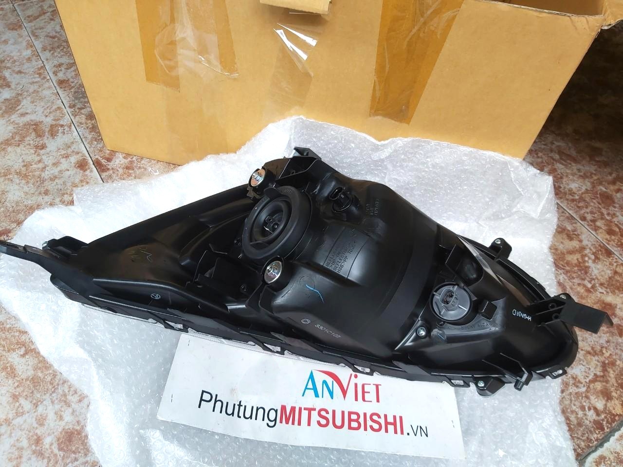 Vỏ Đèn pha sử dụng cho xe Mirage - Hàng nhập khẩu chính ngạch