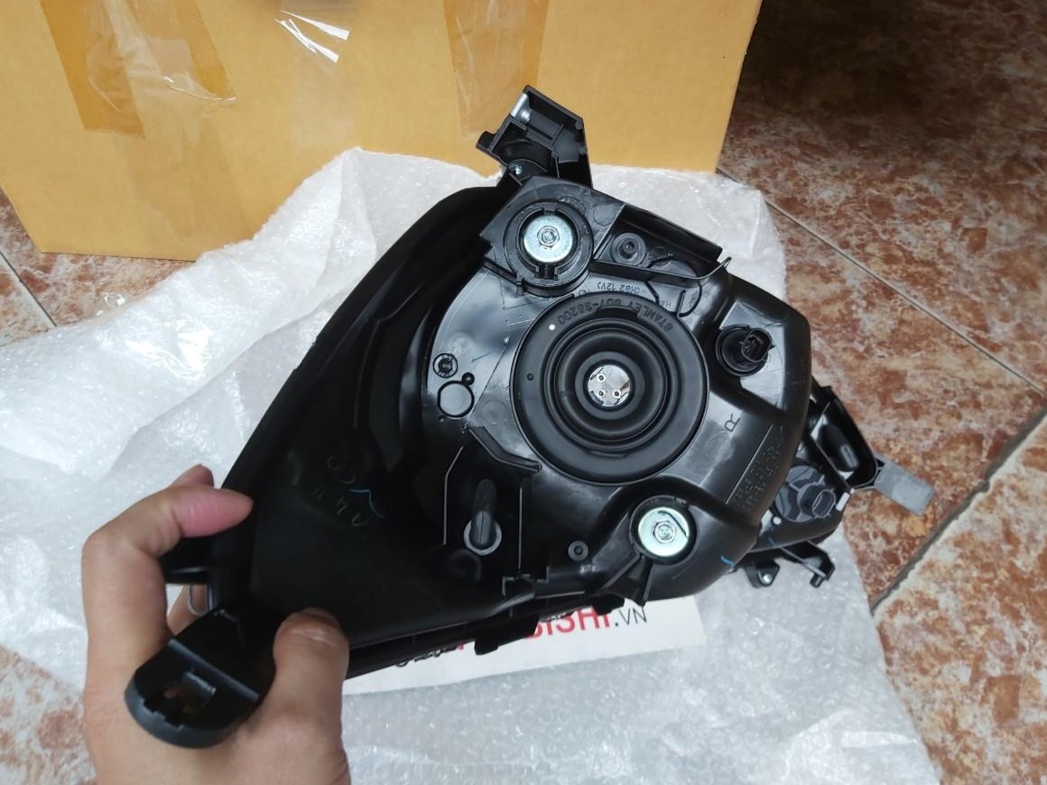 Vỏ Đèn pha sử dụng cho xe Mirage - Hàng nhập khẩu chính ngạch