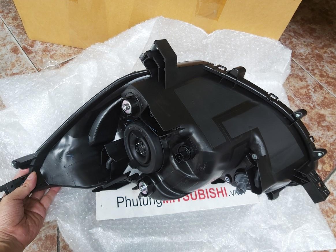 Vỏ Đèn pha sử dụng cho xe Mirage - Hàng nhập khẩu chính ngạch