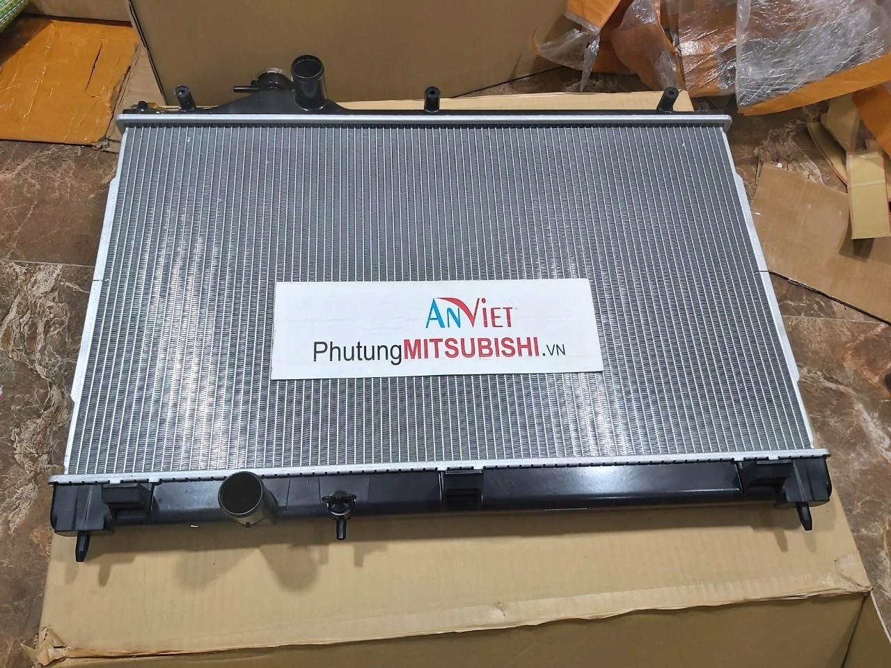 Két nước sử dụng cho xe Mitsubishi Outlander - Hàng nhập khẩu chính ngạch 1350A601