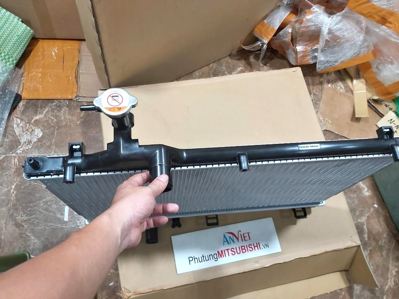 Két nước sử dụng cho xe Mitsubishi Outlander - Hàng nhập khẩu chính ngạch 1350A601