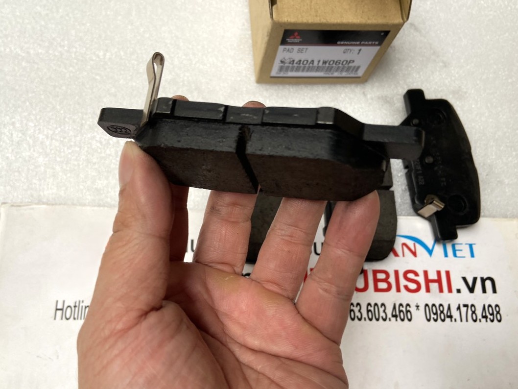 Má phanh sau, Bố thắng sau sử dụng cho xe Mitsubishi Outlander - Hàng nhập khẩu chính ngạch 440A1W060P