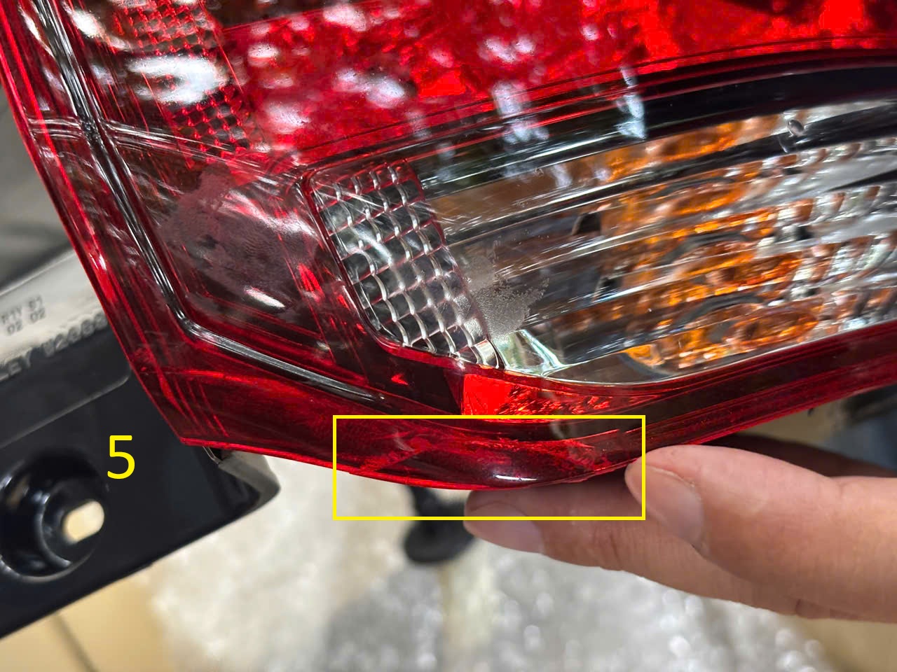 Đèn hậu miếng ngoài RH sử dụng cho xe Outlander hàng thanh lý
