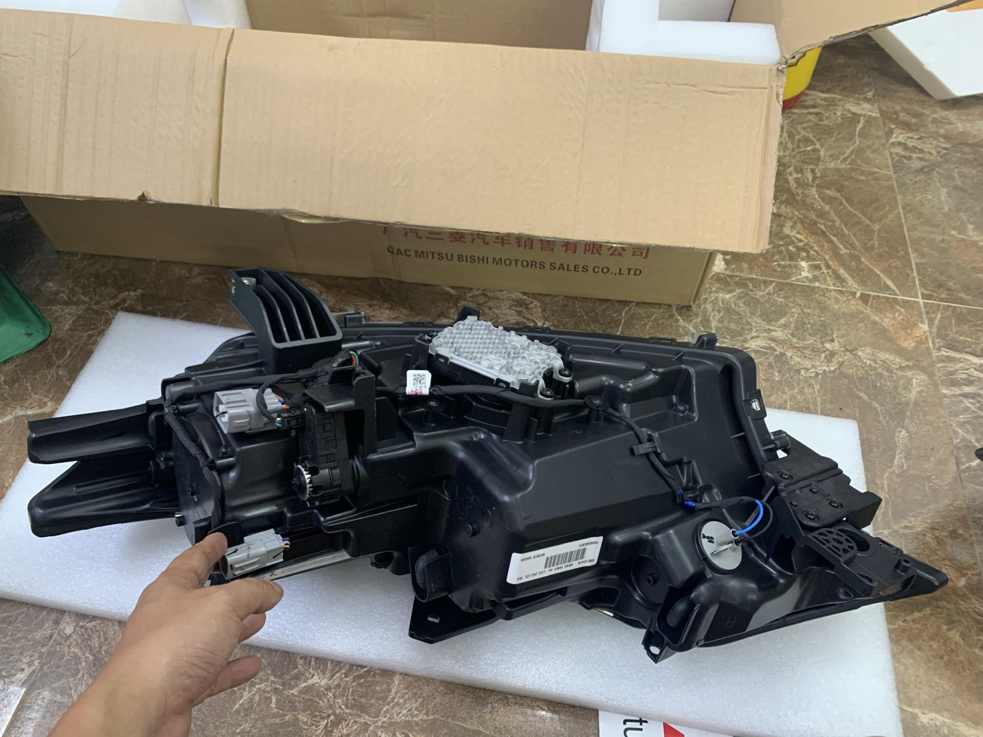Vỏ Đèn pha sử dụng cho xe Outlander 2020 - Hàng nhập khẩu chính ngạch 8301D463-8301D464