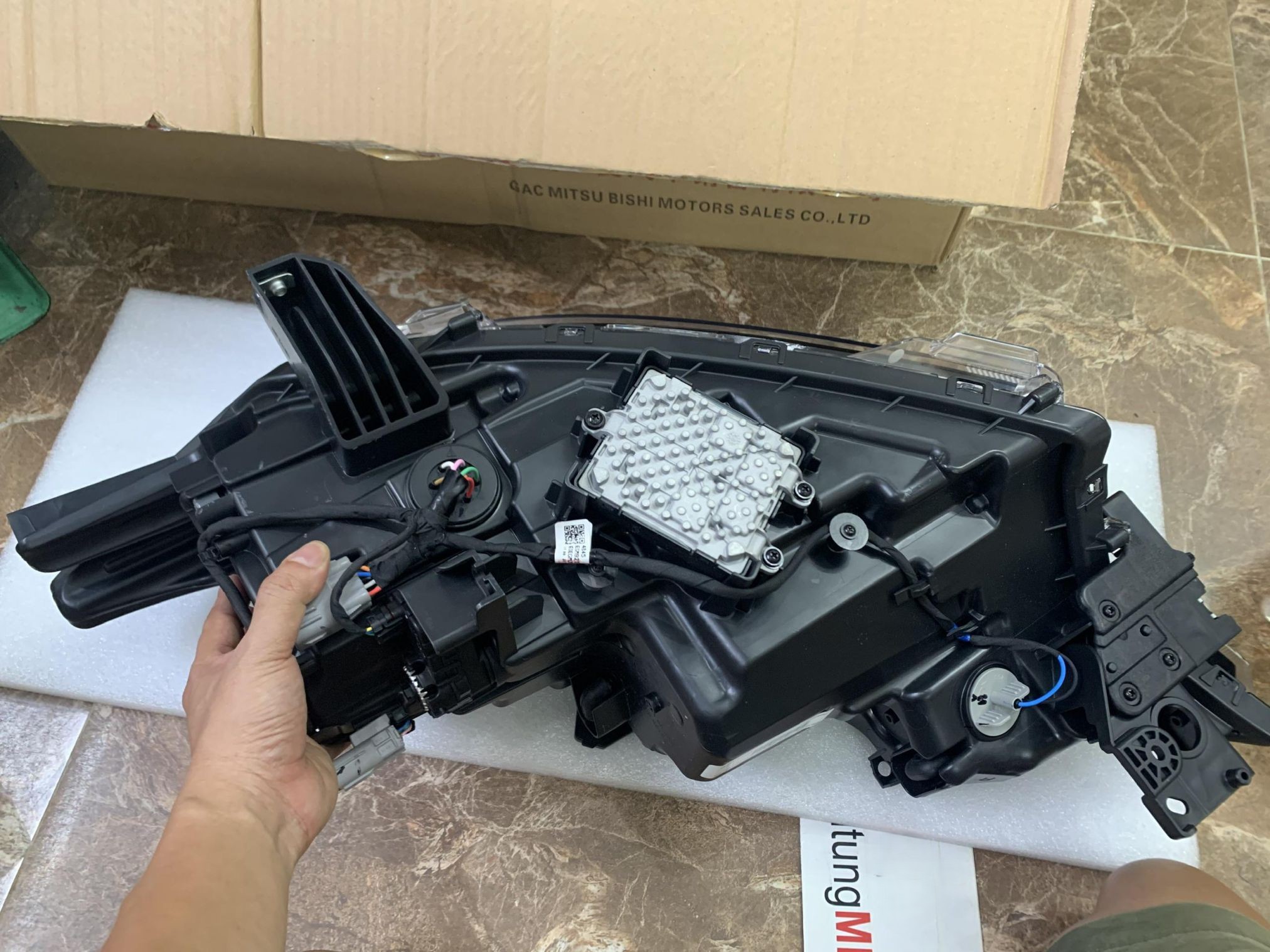Vỏ Đèn pha sử dụng cho xe Outlander 2020 - Hàng nhập khẩu chính ngạch 8301D463-8301D464
