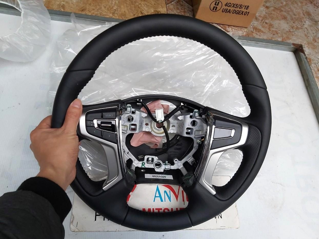 Cụm vô lăng sử dụng cho xe Pajero Sport - Hàng nhập khẩu chính ngạch