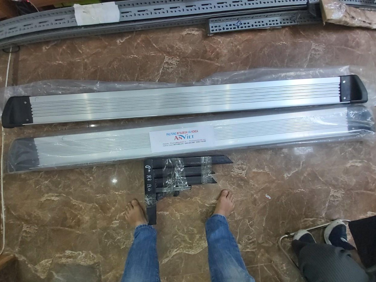 Bậc bước lên xuống sử dụng cho xe Pajero - Hàng nhập khẩu chính ngạch