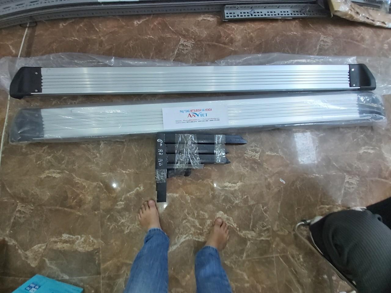 Bậc bước lên xuống sử dụng cho xe Pajero - Hàng nhập khẩu chính ngạch