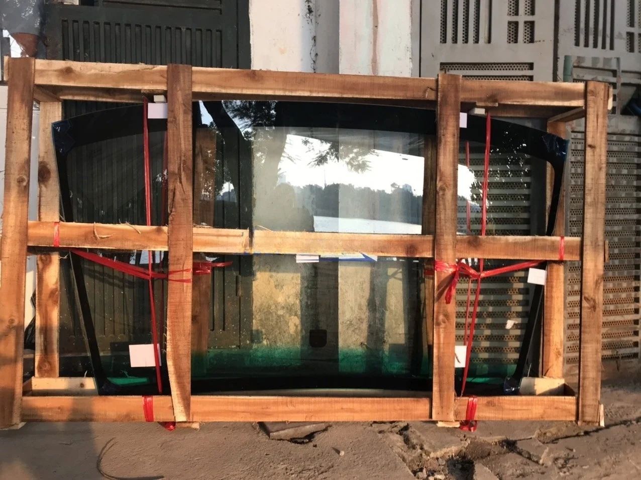 Kính chắn gió sử dụng cho xe Pajero - Hàng nhập khẩu chính ngạch