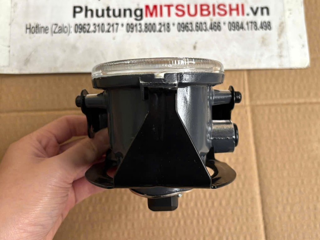 Đèn gầm, Đèn sương mù dùng cho xe Mitsubishi Pajero Chở tiền ngân hàng V73, V6-3000 MN117111 | Hiệu DEKO