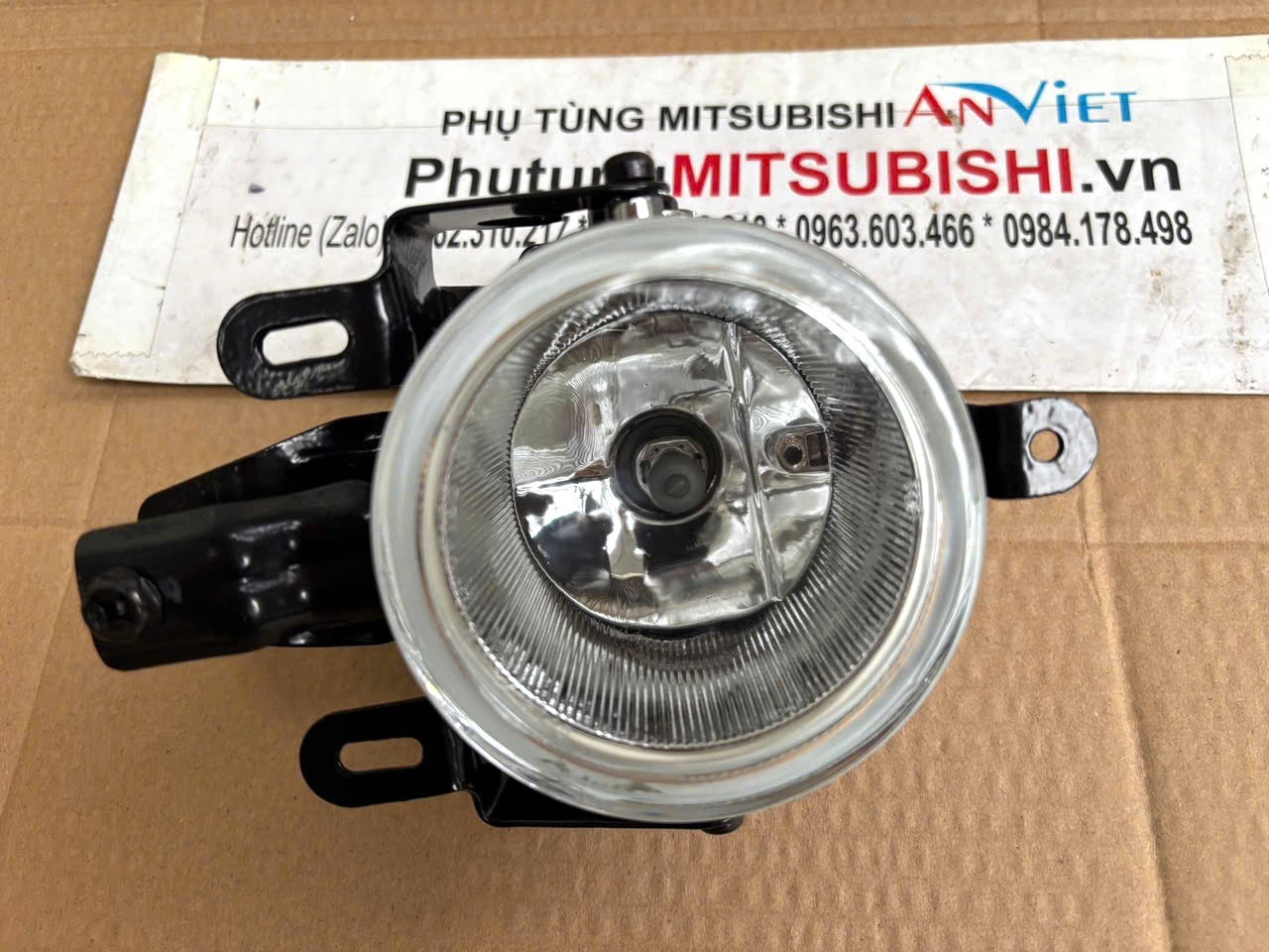 Đèn gầm, Đèn sương mù dùng cho xe Mitsubishi Pajero Chở tiền ngân hàng V73, V6-3000 MN117111 | Hiệu DEKO