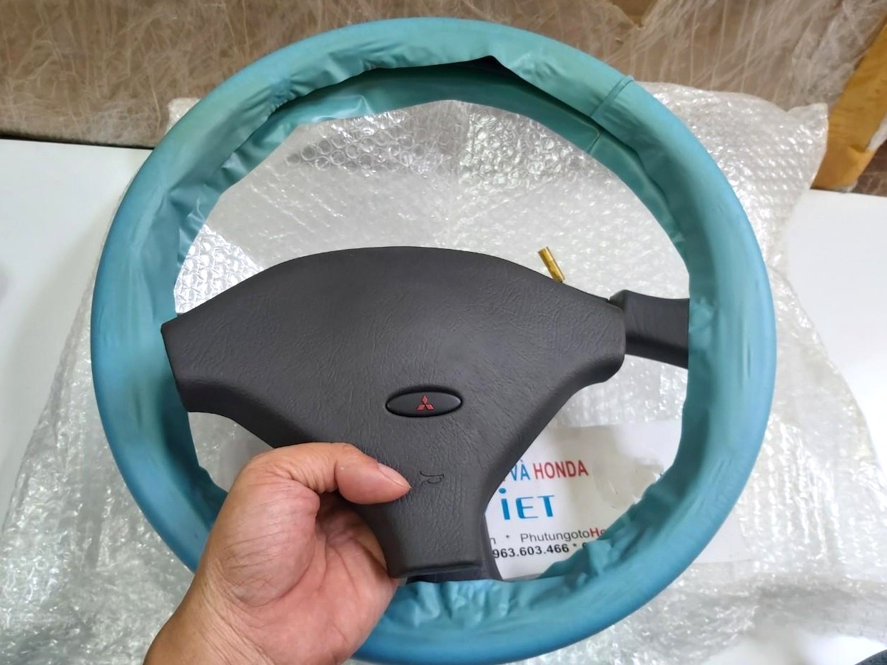 Vô lăng sử dụng cho xe Pajero - Hàng nhập khẩu chính ngạch