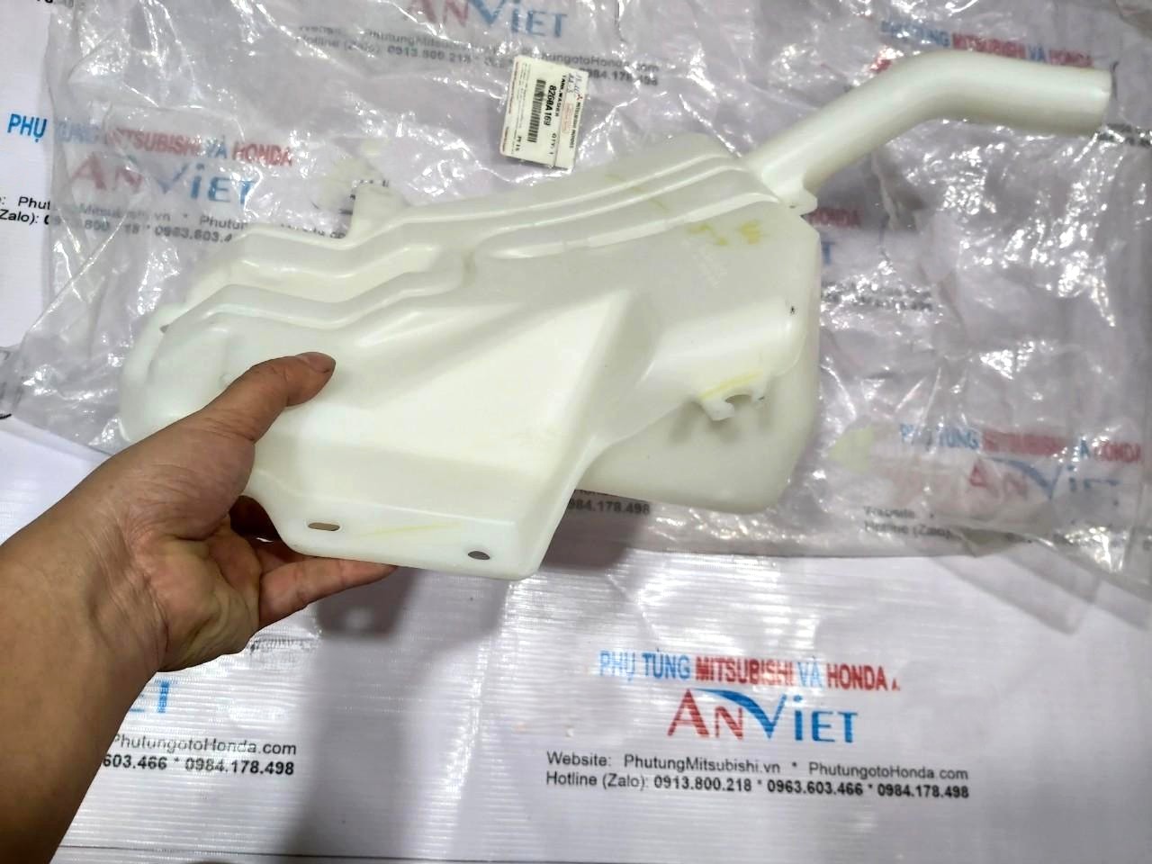 Bình nước rửa kính sử dụng cho xe Triton - Hàng nhập khẩu chính ngạch
