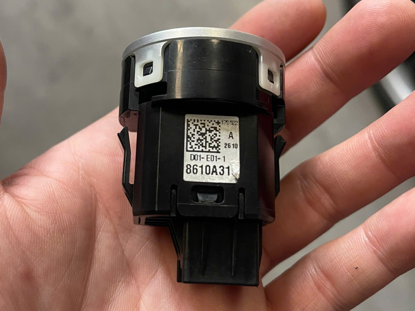 Công tắc start stop sử dụng cho xe Mirage, Attrage, Outlander, Outlander Sport, Triton, Pajero Sport