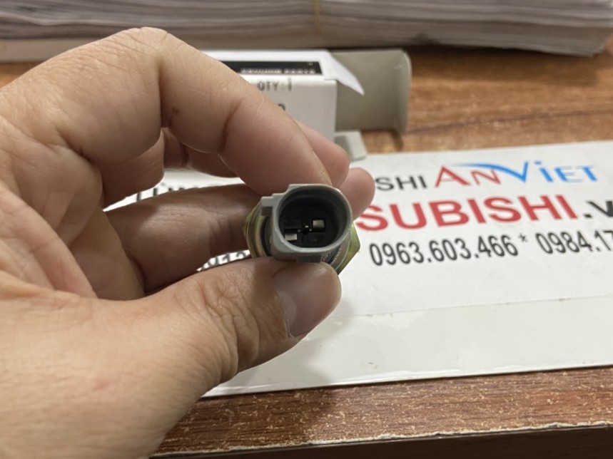 Cảm biến báo áp suất dầu nhớt động cơ sử dụng cho xe Triton - Hàng nhập khẩu chính ngạch