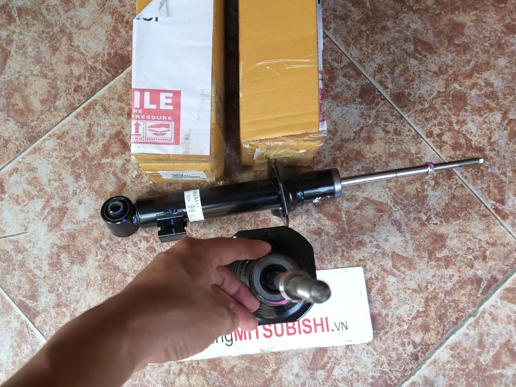Giảm xóc trước sử dụng cho xe Pajero Sport 2010-2016, Triton 2009-2014 - Hàng nhập khẩu chính ngạch 4062A111