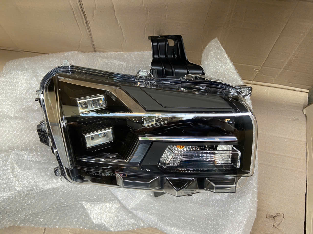 Vỏ Đ&egrave;n pha LED trước Mitsubishi Triton 2024-2027